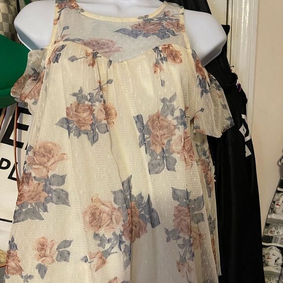 2/$15 Cold shoulder lace floral tank - Picture 1 of 4